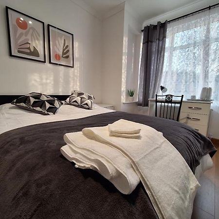 Uplands Grove Bungalow Hotell Wolverhampton Eksteriør bilde